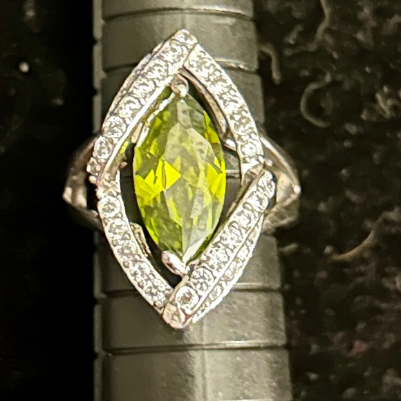 925 Sterling Silver Jewelry - Silver 925 Ring with Peridot Gemstone and Crystal Accents size 5.75